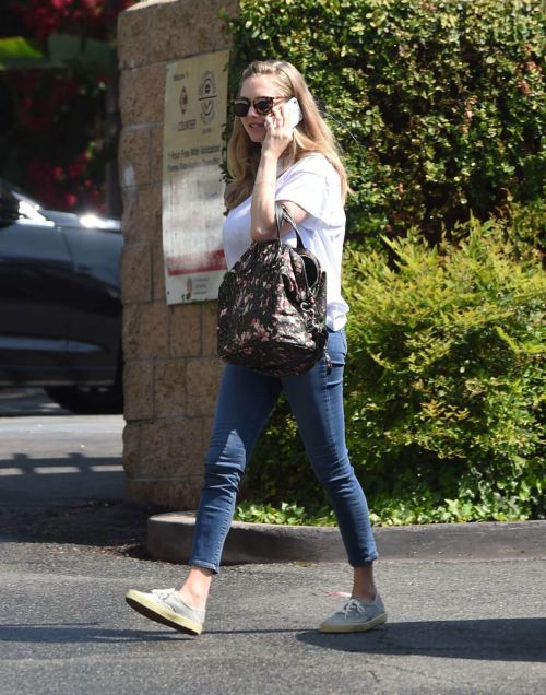 Amanda Seyfried at Coffee bean & Tea Leaf in Los Angeles 7