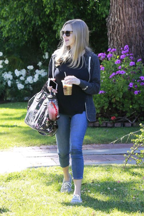 Amanda Seyfried Stills Leaves a Friend in Studio City 2