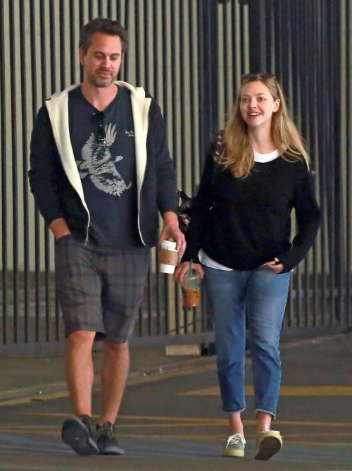 Amanda Seyfried and Thomas Sadoski at a Starbucks in Los Angeles 4