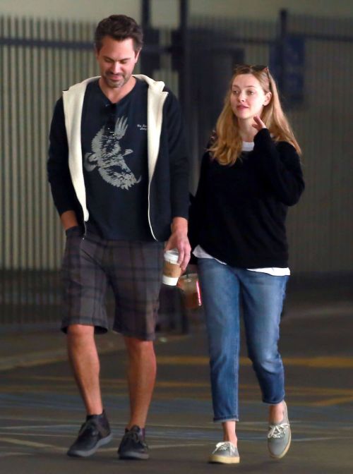 Amanda Seyfried and Thomas Sadoski at a Starbucks in Los Angeles 5