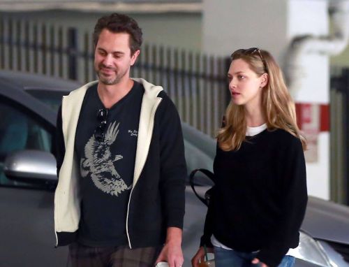 Amanda Seyfried and Thomas Sadoski at a Starbucks in Los Angeles 6