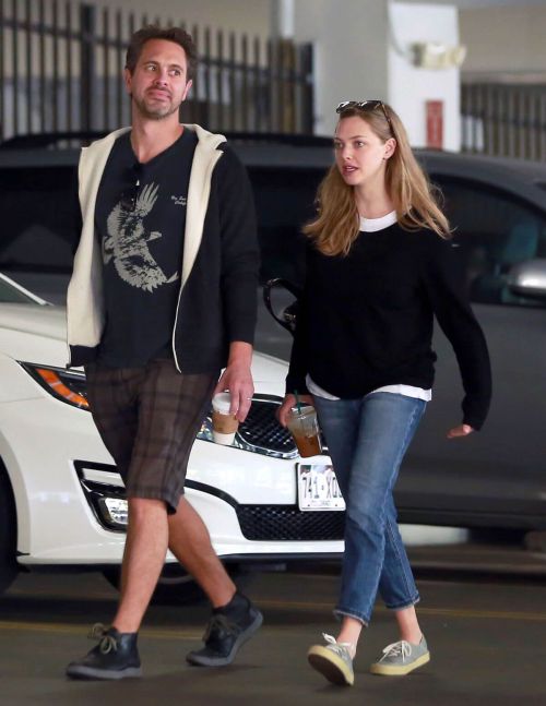 Amanda Seyfried and Thomas Sadoski at a Starbucks in Los Angeles 7