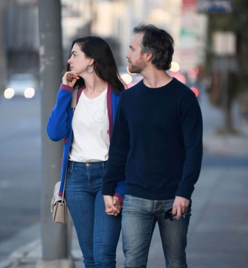 Anne Hathaway and Adam Shulman Stills Out for Dinner in Los Angeles 3