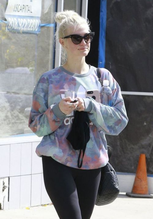 Ashlee Simpson Stills Leaves a Gym in Studio City