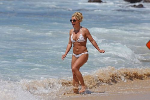 Britney Spears in Bikini on the Beach in Hawaii 11