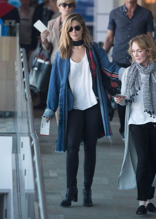 Delta Goodrem Stills at Airport in Adelaide 6