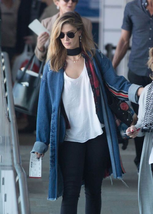 Delta Goodrem Stills at Airport in Adelaide 7