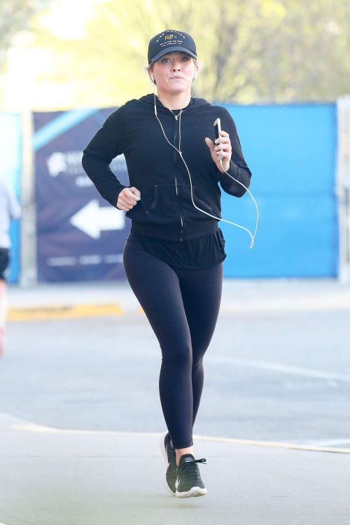 Hilary Duff Stills Out Jogging on Hudson River in New York 1
