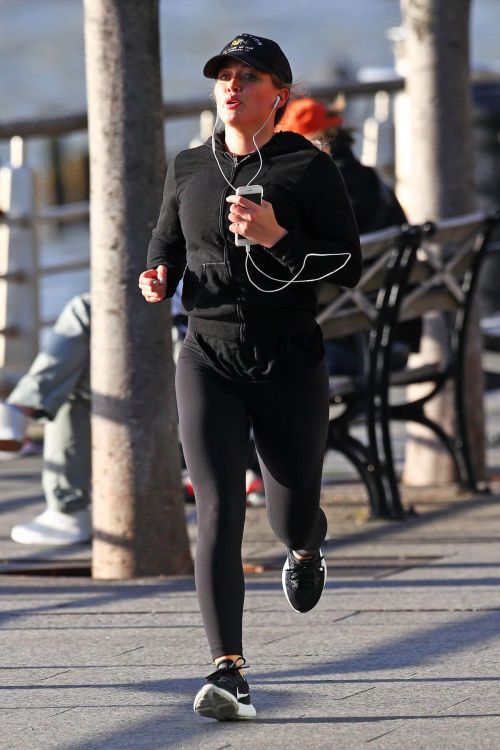 Hilary Duff Stills Out Jogging on Hudson River in New York 2