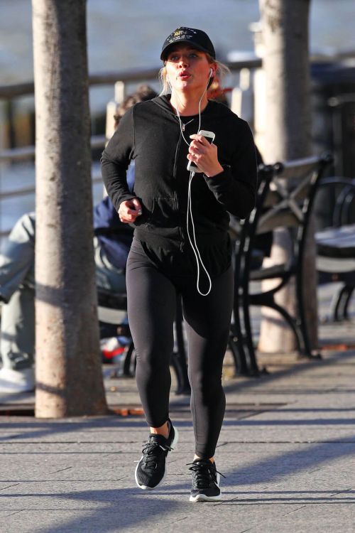 Hilary Duff Stills Out Jogging on Hudson River in New York 9
