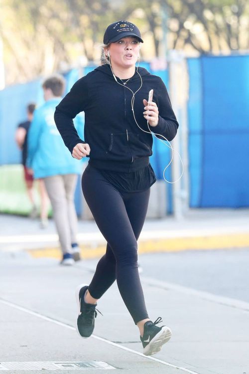 Hilary Duff Stills Out Jogging on Hudson River in New York 14