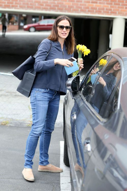 Jennifer Garner Stills in Jeans Out in Pacific Palisades 4