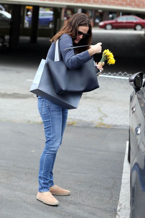 Jennifer Garner Stills in Jeans Out in Pacific Palisades 7