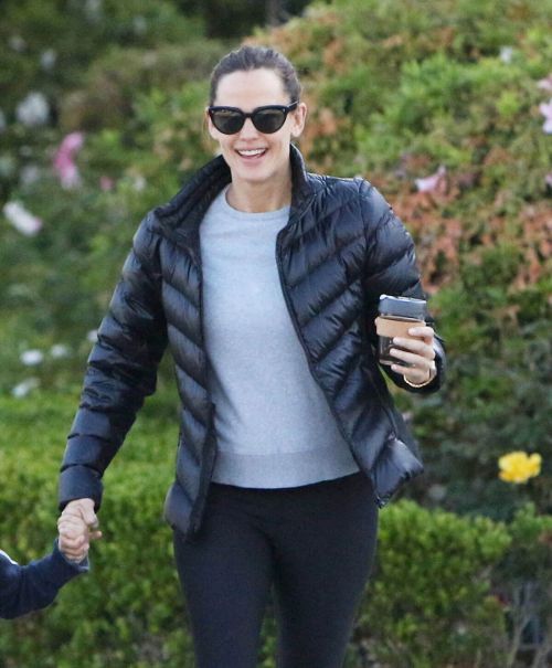 Jennifer Garner Stills in Skirt Out in Los Angeles 3