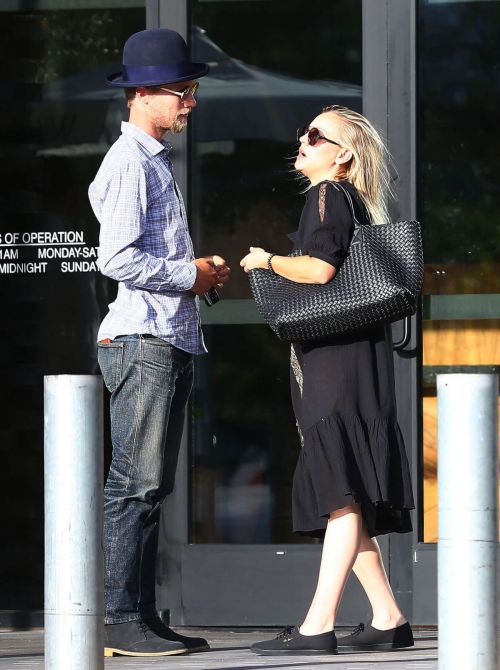 Kaley Cuoco and Karl Cook Stills Out for Lunch in Los Angeles 2
