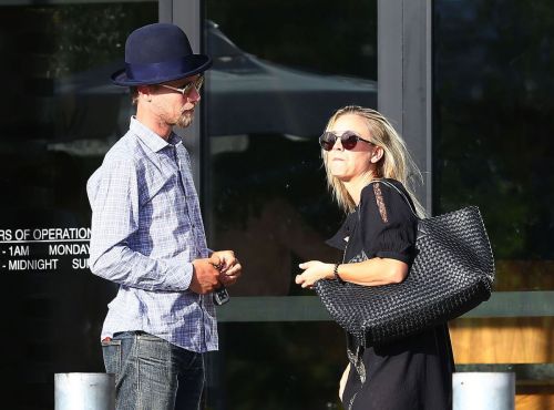 Kaley Cuoco and Karl Cook Stills Out for Lunch in Los Angeles 6