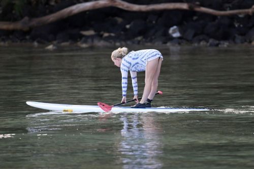 Kendra Wilkinson Stills Paddle Boarding on Vacation in Hawaii, April 2017 3