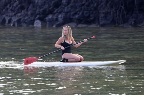 Kendra Wilkinson Stills Paddle Boarding on Vacation in Hawaii, April 2017 4