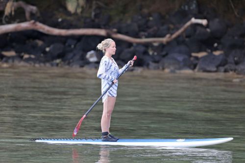 Kendra Wilkinson Stills Paddle Boarding on Vacation in Hawaii, April 2017 5