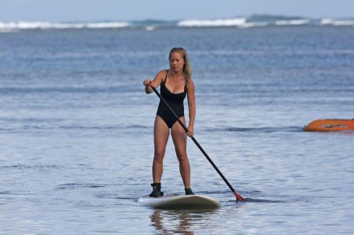 Kendra Wilkinson Stills Paddle Boarding on Vacation in Hawaii, April 2017 7