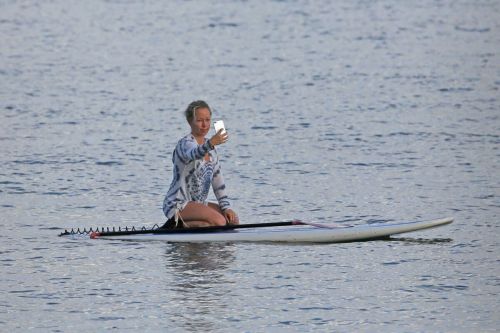 Kendra Wilkinson Stills Paddle Boarding on Vacation in Hawaii, April 2017 11