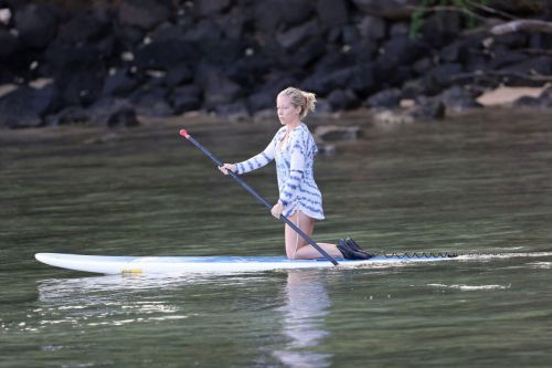 Kendra Wilkinson Stills Paddle Boarding on Vacation in Hawaii, April 2017 13