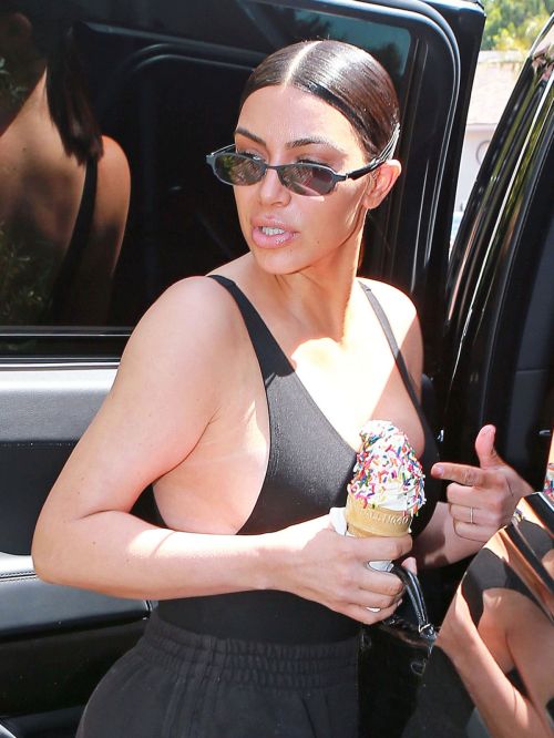 Kim Kardashian Stills out for lunch in Los Angeles 12