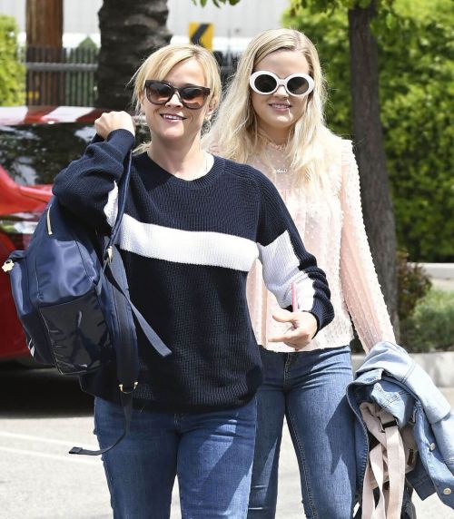 Reese Witherspoon and Ava Elizabeth Phillippe After A Helicopter Trip in Santa Monica