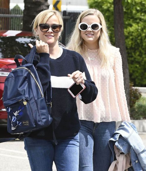 Reese Witherspoon and Ava Elizabeth Phillippe After A Helicopter Trip in Santa Monica 3