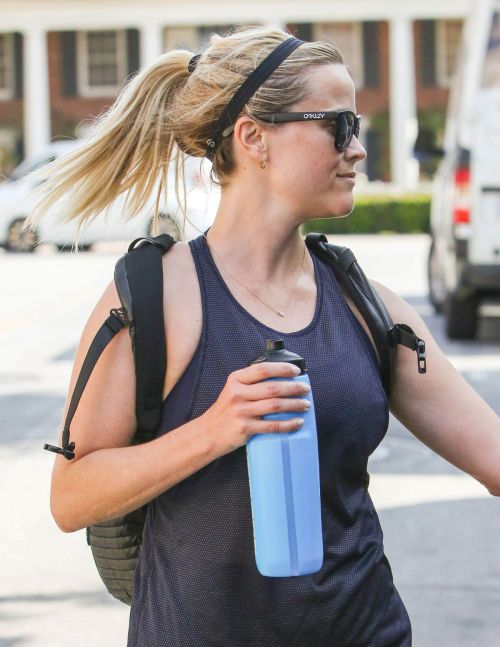 Reese Witherspoon Stills Leaves a Gym in Los Angeles 11