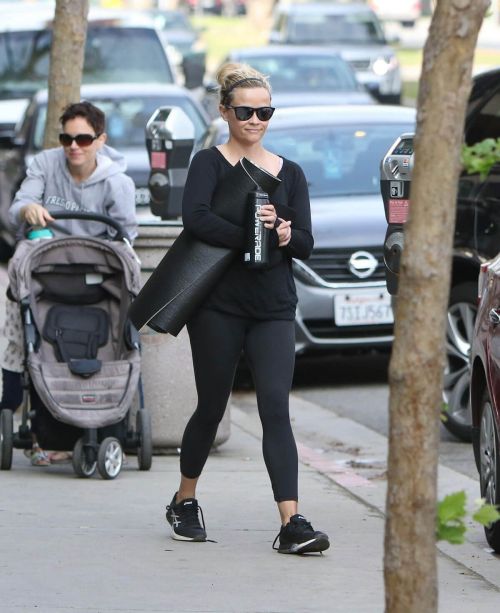 Reese Witherspoon Stills Leaves Yoga Class in Los Angeles 2