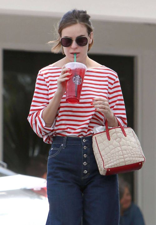 Tallulah Belle Willis at a Starbucks in Bel-Air Images 1