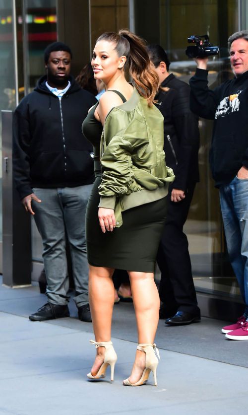 Ashley Graham Heading to an Office Building in New York 2