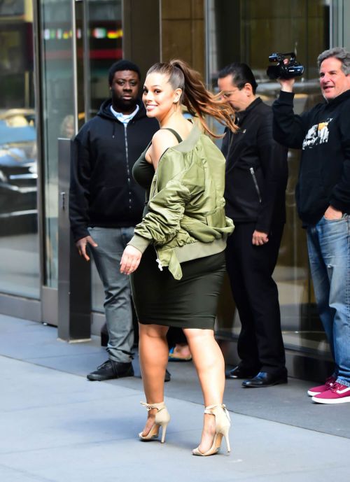 Ashley Graham Heading to an Office Building in New York 3