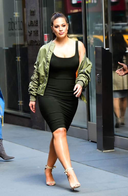 Ashley Graham Heading to an Office Building in New York 9