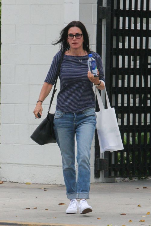 Courteney Cox Out Shopping at Express in Beverly Hills 3