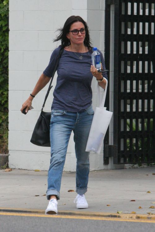 Courteney Cox Out Shopping at Express in Beverly Hills 4