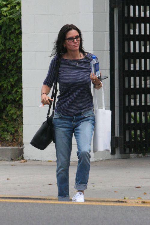 Courteney Cox Out Shopping at Express in Beverly Hills 5