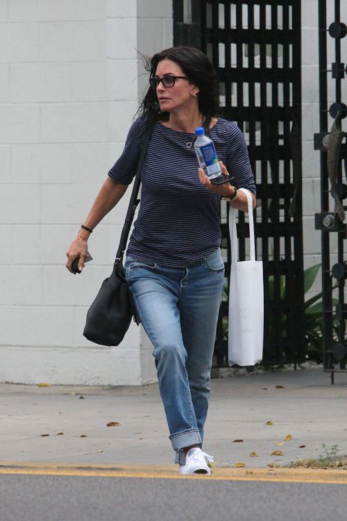 Courteney Cox Out Shopping at Express in Beverly Hills 7