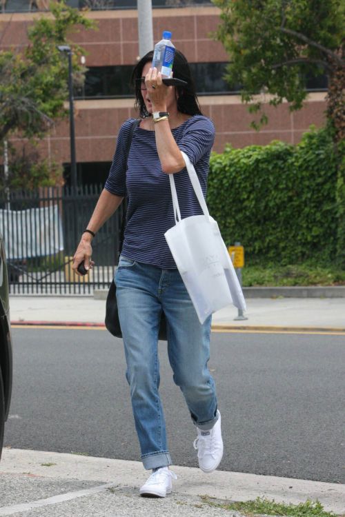 Courteney Cox Out Shopping at Express in Beverly Hills 9