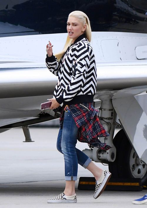 Gwen Stefani at Van Nuys Airport in los Los Angeles 1