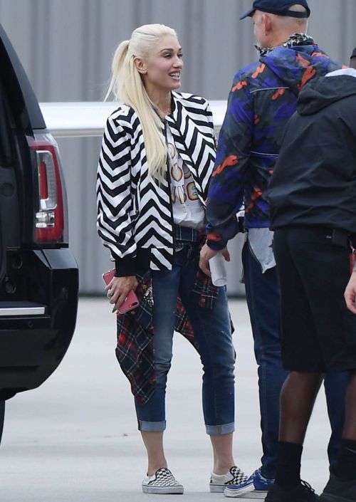 Gwen Stefani at Van Nuys Airport in los Los Angeles 2