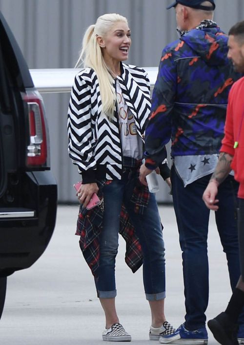 Gwen Stefani at Van Nuys Airport in los Los Angeles 3