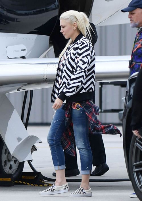 Gwen Stefani at Van Nuys Airport in los Los Angeles 4