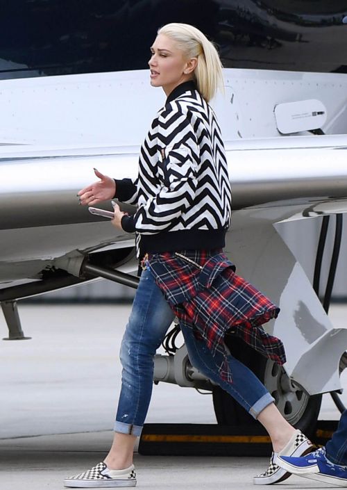 Gwen Stefani at Van Nuys Airport in los Los Angeles 6