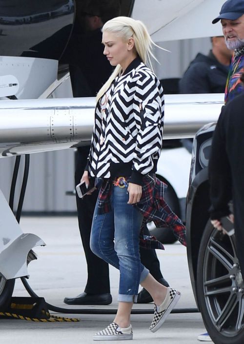 Gwen Stefani at Van Nuys Airport in los Los Angeles 7