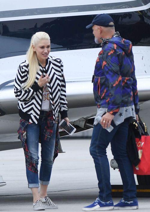 Gwen Stefani at Van Nuys Airport in los Los Angeles 9