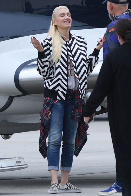 Gwen Stefani at Van Nuys Airport in los Los Angeles 11