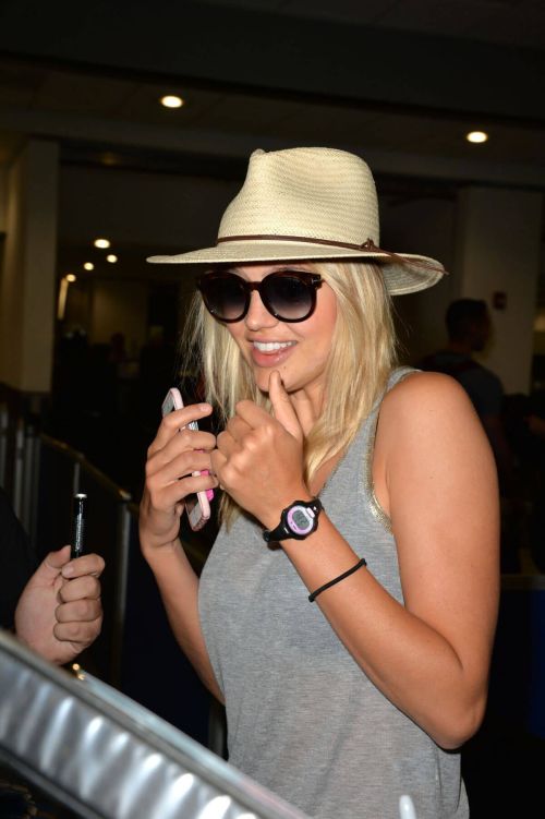 Kelly Rohrbach at Miami International Airport 16