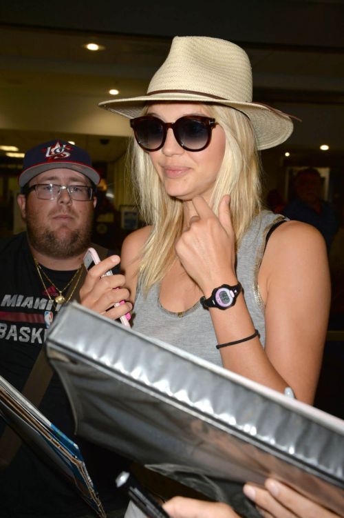 Kelly Rohrbach at Miami International Airport 17